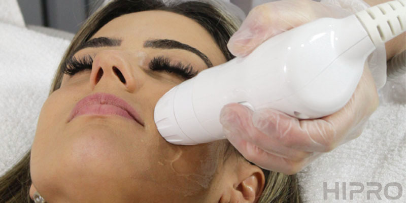Mulher deitada de olhos fechados realizando tratamento HIPRO para flacidez facial
