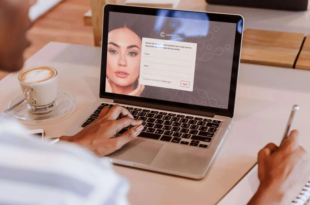 Cliente acessando a plataforma de ensino para o profissional de estética