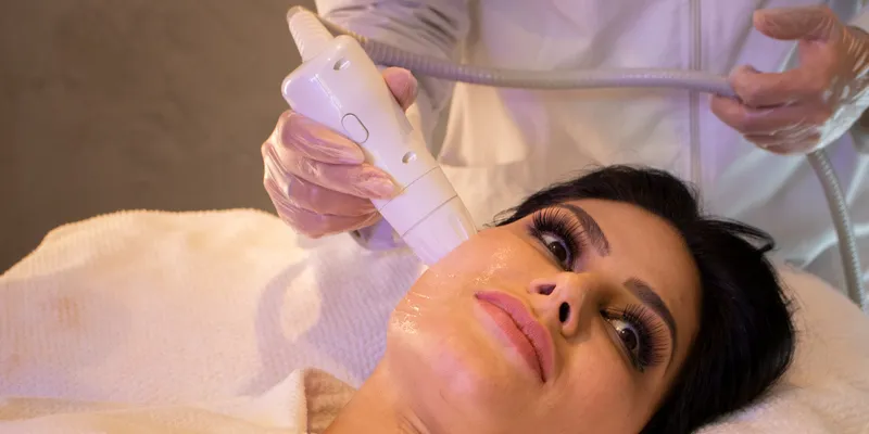 Mulher deitada fazendo sessão com o aparelho de ultrassom microfocado HIPRO