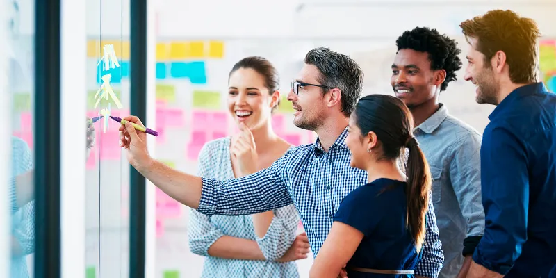 Equipe reunida para reunião de marketing para estética