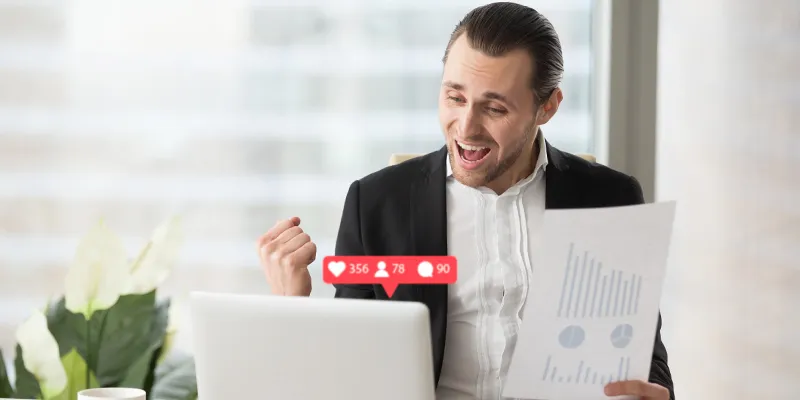 Homem vendo relatórios da sua estética lucrativa