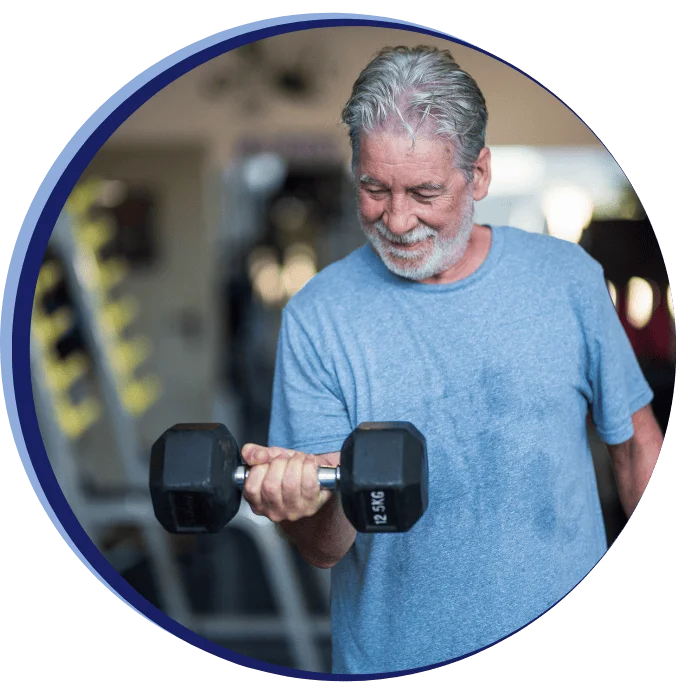 Homem-idoso-fazendo-exercicio-de-força-musculação