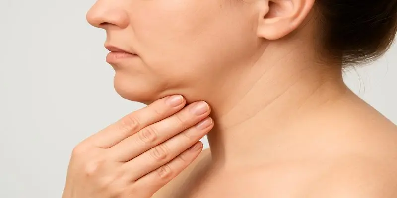 Mulher incomodada com volume na região do pescoço